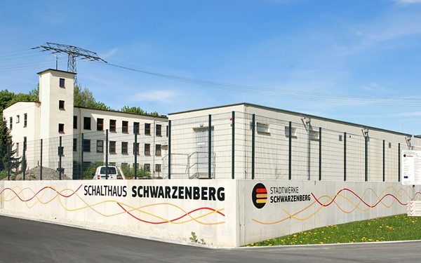 Unser Schalthaus – symbolisiert die regionale Netzkompetenz und steht für eine sichere, transparente Anbindung an das Strom- und Gasnetz.