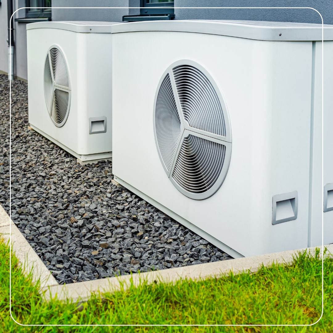 Wärmepumpe im Garten eines Einfamilienhauses – moderne Außenaufstellung für energieeffiziente Heiztechnik