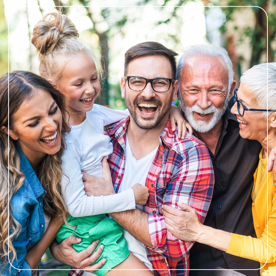 Lachende Mehrgenerationenfamilie – Strompreisgarantie bis 2026 sorgt für stabile Kosten und sorgenfreies Familienleben.