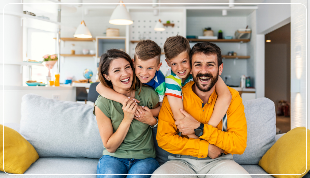 Familie genießt behagliche Wärme im Wohnzimmer – Illustration für Heizen mit Strom, Wärmepumpe oder Infrarotheizung.