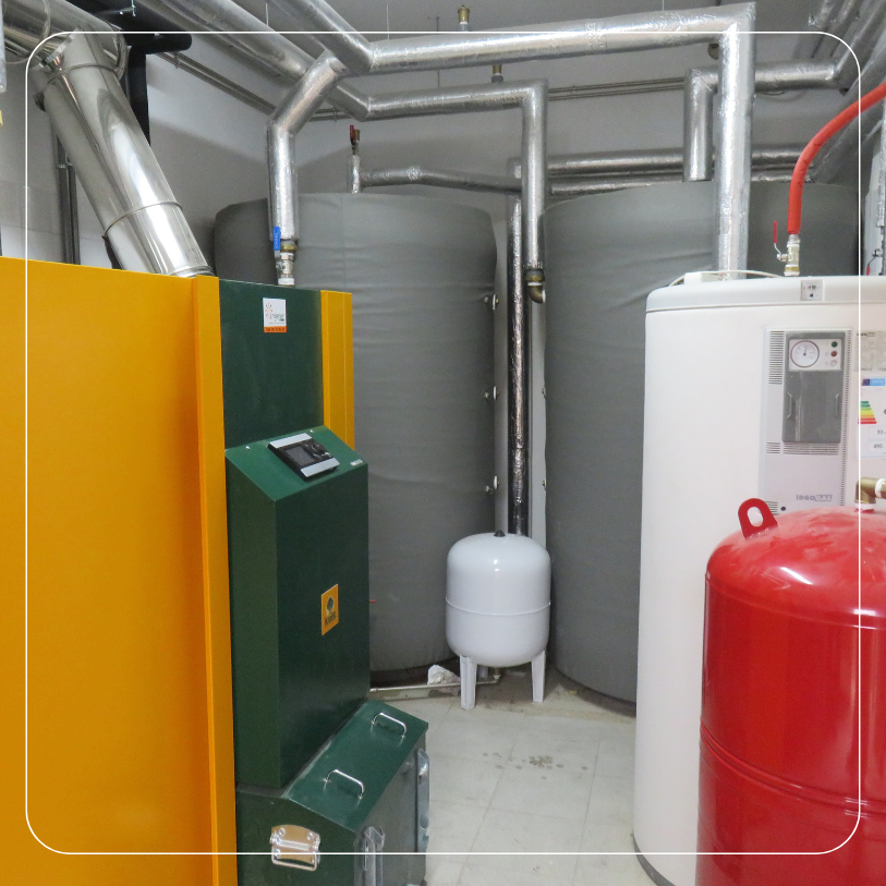 Foto einer Hybridheizung: Kombination aus Gasheizung und Wärmepumpe für effizientes und flexibles Heizen.