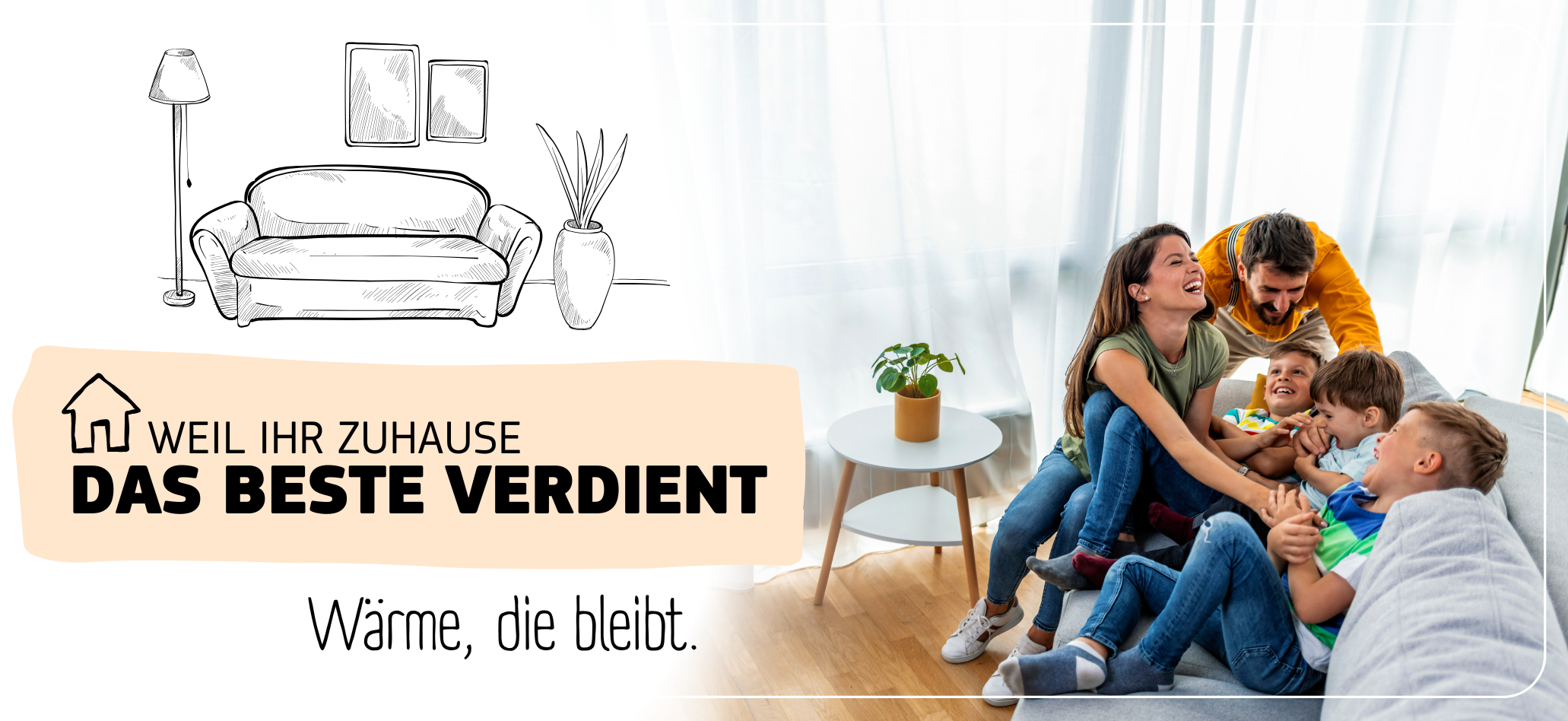 Glückliche Familie auf dem Sofa genießt wohlige Wärme dank Heizen mit Strom vom regionalen Energieversorger – weil Ihr Zuhause das Beste verdient.