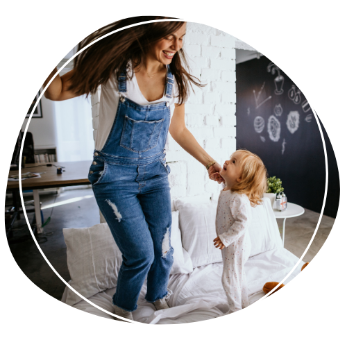 Lebensfreude zuhause dank passender Stromtarife – Mutter und Tochter genießen unbeschwert die Energie, die zu ihrem Alltag passt.