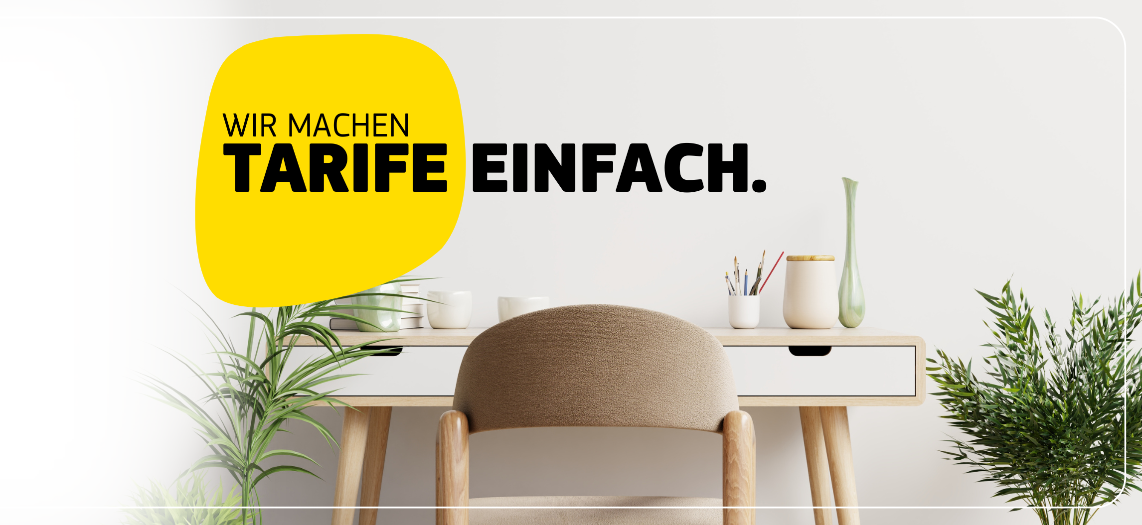Schreibtischgrafik mit Claim ‚Wir machen Tarife einfach‘ – jetzt passenden Tarif für Strom, Gas, Wärme oder E-Mobilität online berechnen.